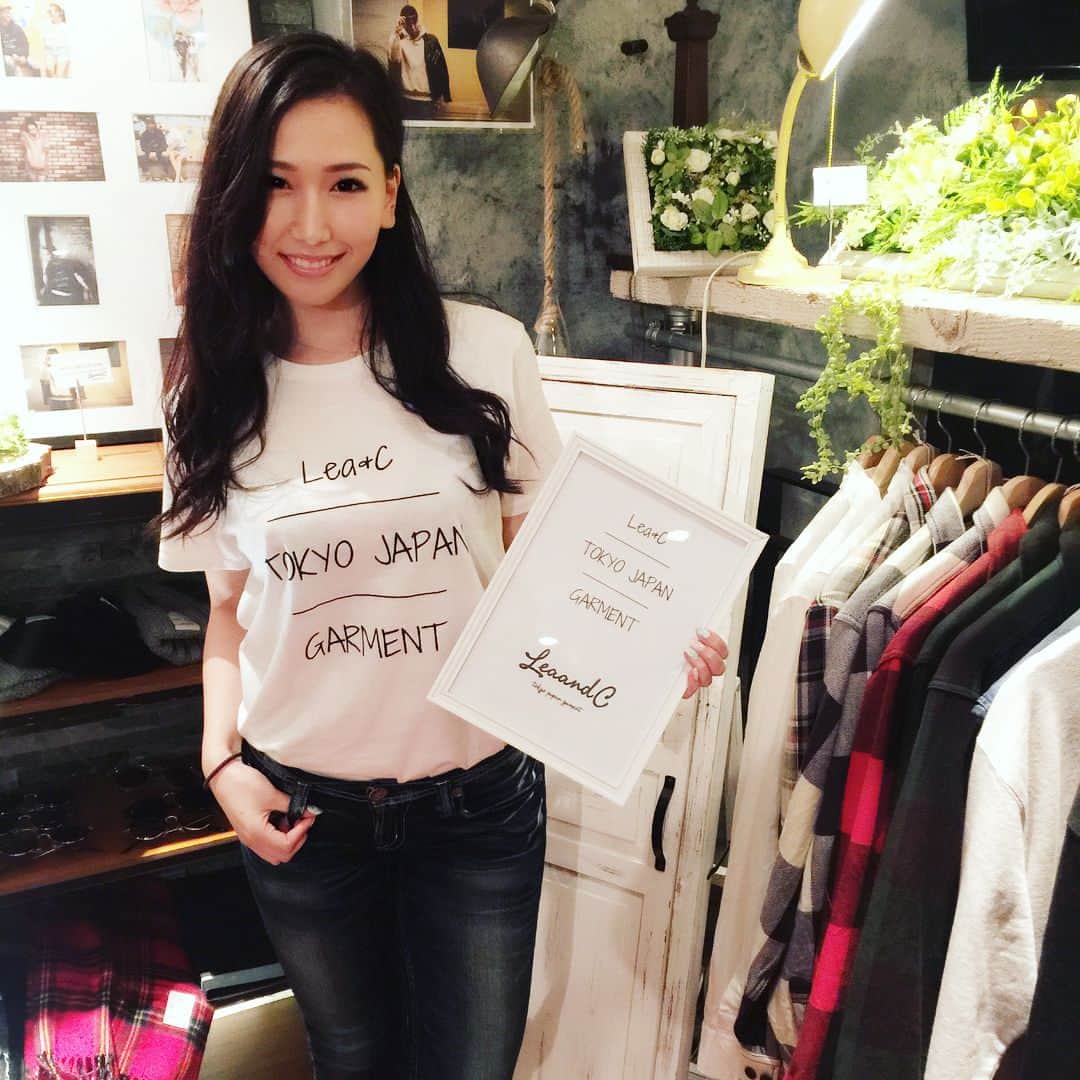 佐山愛のインスタグラム：「・ @lea_and_c の展示会に @lea_and_c のTシャツ着て行く私。 ・ スタッフみたいになってたけど ただのお客さんです。笑 ・ そんな私は 裏起毛のあったかそうなパーカーと デニム風スウェットのセットアップを注文。 納品されるのが楽しみーーーっっ♪♪ ・ #leaandc #レアアンドシー #展示会 #Tシャツ #デニム #カジュアル #パーカー #スウェット」