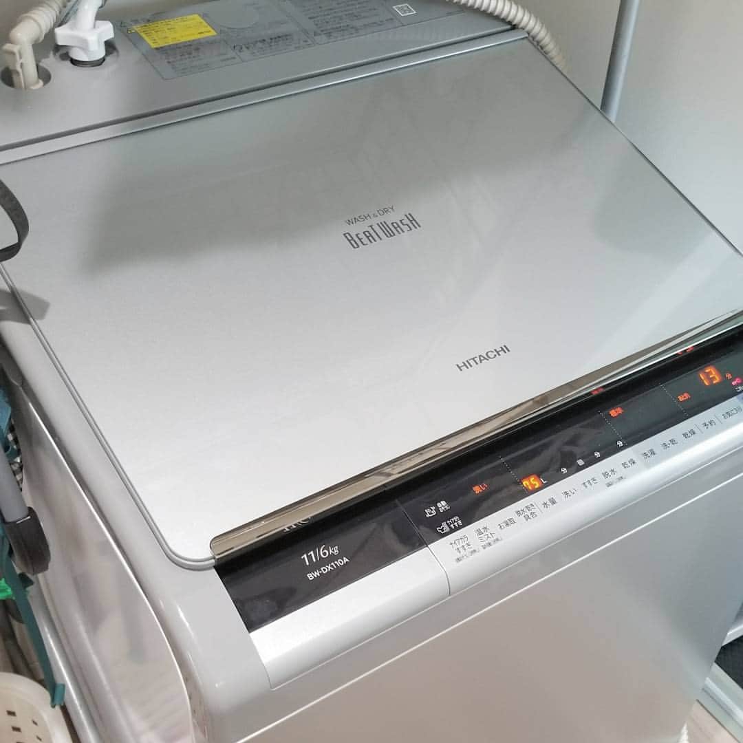 koyukkuma 一条工務店さんのインスタグラム写真 - (koyukkuma 一条工務店Instagram)「• • 洗濯機。 • 我が家のビートウォッシュくん。 • 取説には酸素系漂白剤の使用不可、同じビートウォッシュをお持ちの方でオキシ使って実際に故障しちゃったリアルなお話も聞いて、我が家では洗濯機のオキシ漬けできないのか…と諦めてました。 • ………が、この洗濯機を迎え入れて約9ヶ月。 前の洗濯機でオキシしてワカメ大量収穫できた経験があるだけに、今の洗濯機でもどーーーーーーーしてもオキシで槽洗浄したくて。 • 酸素系漂白剤の泡立ちが故障の原因になるってことで、泡を立てないようにオキシ湯を溜めて漬けておく方式をやってみることに💪 • 2時間とりあえず置いてフタをパカッ…………… ドキドキドキドキ……… ん？………あれれ？ • 何も浮いてない😃 多少お湯が濁った印象はあるけど…… • やっぱ漬けとくだけじゃなくて洗いの動きが必要なのか………… でも洗濯機を壊すわけにもいかないので諦めて排水、すすぎ脱水かけて終了………。 • • まだ9ヶ月だからワカメが現れなかったのか、1～2ヶ月に1回塩素系漂白剤での槽洗浄が効いてるのか、毎日の洗濯の最後に設定してる自動掃除コースが効いてるのか。 • まぁ、ワカメは無かったけど意味なくはないと思うし、これからは塩素系2回の後に酸素系で半年に1回ぐらいのペースでやっていこうかな😊 • • ちなみに洗濯機の給水は水のみでお湯が出ないので、洗面台にバケツ置いて60℃のお湯溜めながらお湯取ホースで吸い上げます。楽ちん♪ バケツリレーしたくないって理由で、しまいこんでたお湯取ホースを引っ張り出してきて装着です✨ • #一条工務店#アイスマート#ismart#マイホーム#kaumo#洗面所#洗面台#洗濯機#ビートウォッシュ#コストコ#オキシクリーン#オキシ漬け#掃除#槽洗浄 #くまさんのガッツリ掃除#くまさんのズボラ掃除」8月26日 16時51分 - kumasan_ismart