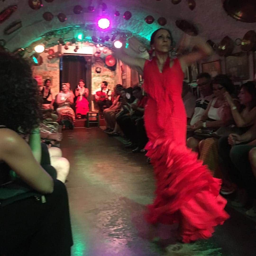 久保田智子のインスタグラム：「洞窟の中の #フラメンコ #グラナダ #スペイン #flamenco #granada #spain」