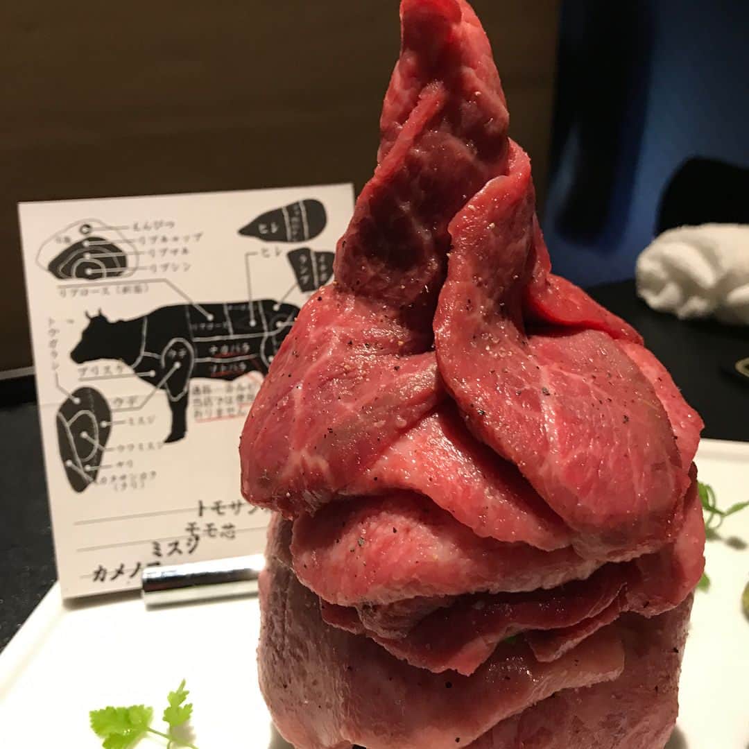 高嶋ちさ子さんのインスタグラム写真 - (高嶋ちさ子Instagram)「肉タワーで家族4人で誕生会。 #麻布十番 #焼肉bulls麻布十番」8月27日 1時25分 - chisakotakashima