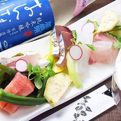 酒菜創作おくの屋のインスタグラム：「季節の旬魚介！新鮮お刺身盛り合わせ😋 能登産‼️旬の鮮魚を中心に。旬の野菜で飾り付けた一皿は、見た目でも華やかです✨ #お造り #鮮魚 #刺身 #能登 #直送 #見た目も大事  #石川県 #金沢 #金沢グルメ #片町 #おくの屋」