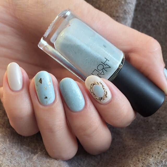 NAIL HOLICさんのインスタグラム写真 - (NAIL HOLICInstagram)「・ ・ 8/21発売、ネイルホリック新色を使った秋ネイルを順次ご紹介中♪ ・ ・ Repost from @m1tab_nail @TopRankRepost #TopRankRepost ⚜️💍⚜️ 控えめブローチネイル。 8/21発売のネイルホリックさん @nailholic_kose の新色です☺️ 新色2色とフレークネイルを使用しました〜💫 【使用色】 ・BL914 ・WT015 ・GD027(発売中) 水色はホワイトとシルバーのチラチラがはいってます。こちらは3度塗り😌ホワイトは塗るときはシマーっぽい感じしたけど仕上がりはあまりわからないかも💭🤔(シマーっぽさでゆうとこないだ塗ったBE312もそーゆう感じでした) 薬指にさらっと乱切りホロ塗って人差し指におしゃれなブローチパーツのせました🙋🏻ブローチの中はBL914をちょんちょんしてます。ブローチパーツはセリアです！もっと爪にあわせて丸みつけないとダメだったな🤢 どちらも上品な仕上がりになるお色です☺️✨ ⚜️💍⚜️ #ネイル #セルフネイル #上品ネイル #オフィスネイル #大人ネイル #ブローチネイル #プチプラネイル #簡単ネイル #ネイルホリック #ネイルホリック新色 #ポリッシュ #マニキュア #お呼ばれネイル #BL914 #WT015 #GD027 #上品 #手元 #おしゃれ #趣味 #女子力 #nail #selfnail #nailholic_kose #polish #simplenail」8月26日 18時31分 - nailholic_kose