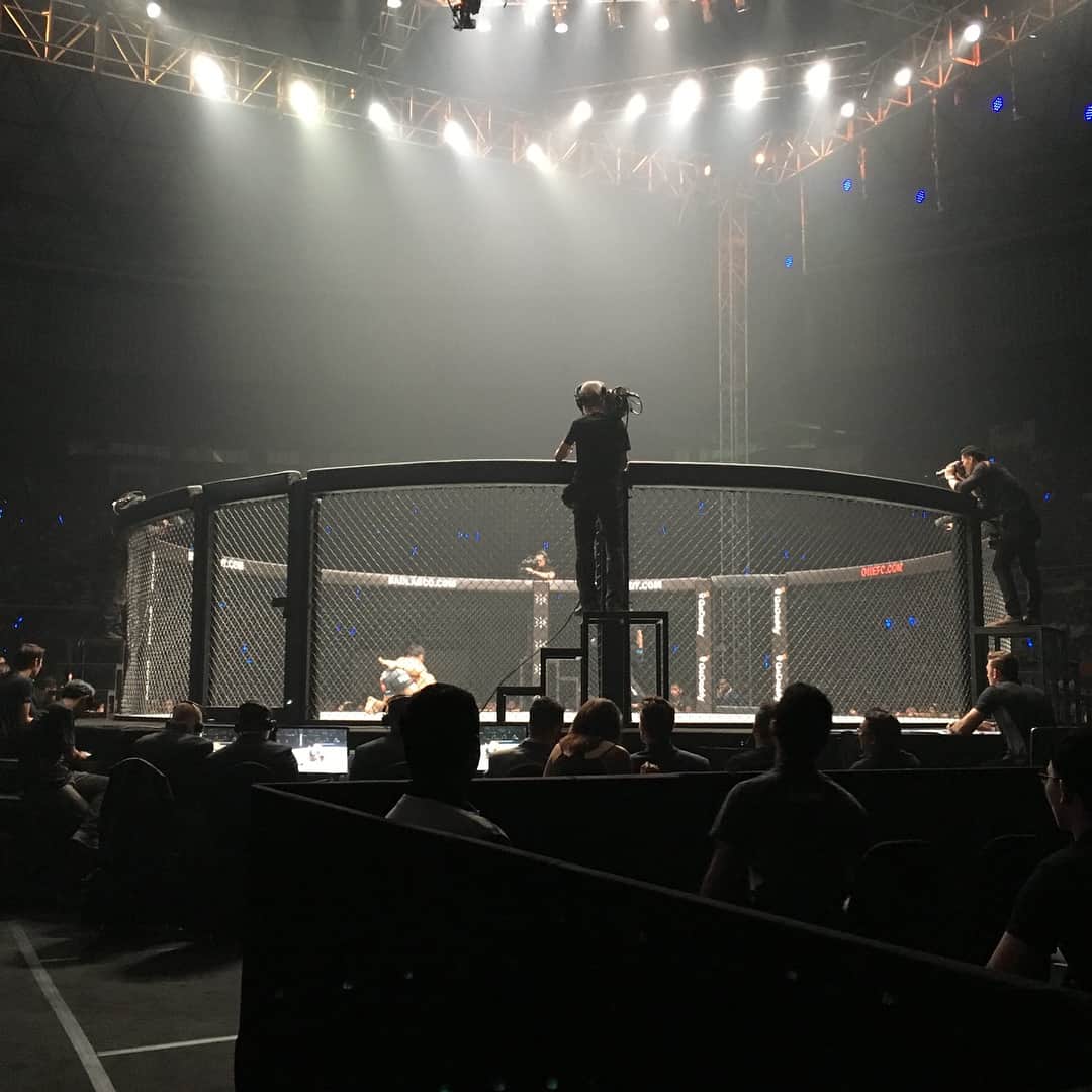 丸山ゴンザレスのインスタグラム：「マレーシアのクアラルンプールで開催されたONE Championshipに参戦した渋谷莉孔（ @riku.shibuya ）選手の密着取材をしてきました。結果は残念でしたが、貴重な体験ができました。」