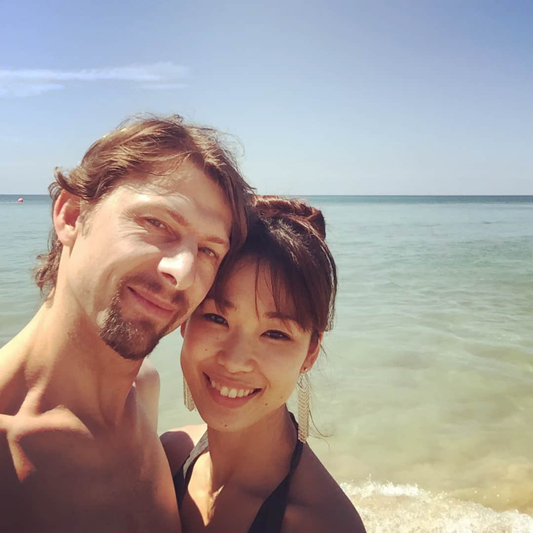 中村祥子さんのインスタグラム写真 - (中村祥子Instagram)「今日は、🌹結婚記念日7年目🌹でした😉 日本での生活も３年目に入り🇯🇵 家族みんな日本を楽しんでおります😆 これからも素敵な時間を共に過ごしていきたいです❤️❤️❤️ 今年の夏は、忙しく時間がありませんでしたが 私はクレオパトラに向けて ビスラフは、ポーランドである新しいprojectに向けて頑張っております🇯🇵🇵🇱👍😊 @wieslaw_dudek  ちなみに、明日はTBS関東ローカルにて16:30から✨特番✨がありますよ。 是非、見て下さい‼️ Today was the wedding anniversary of our 7th year✨✨I'd like to spend nice time with the family forever ❤️❤️❤️ #shokonakamura #wieslawdudek #wedding #anniversary #family#love」8月26日 21時10分 - shoko_officialpage