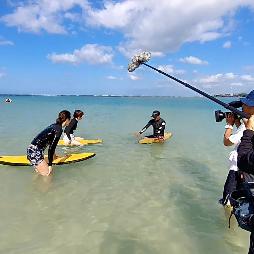 野木久美子さんのインスタグラム写真 - (野木久美子Instagram)「毎週日曜日  13時〜 BS12 トゥエルビ 🌴『ハワイに恋して2』🌴 ハワイの紹介をさせていただいてます^ ^ 今週もまた明日、8/27 (日)13時〜 是非ご覧ください^ ^ 相方のあやみちゃんとあと3週間連続でハワイのご紹介をさせていただきます♡🌺 #ハワイに恋して2  #ハワ恋  #ハワイロケ #ハワイ番組 #撮影 #ロケ #ハワイ #hawaii #🐢#🥞 #🌺 #🌴#東海岸 #トロリー #his #ツアー #野木久美子 #木村文美 #リポーター#cj #モデル #名古屋 #セントラルジャパン #予告 #サーフボート #海 #マリンスポーツ #満喫 #旅行 #his #ハワイといえば」8月26日 23時16分 - nogikumigram