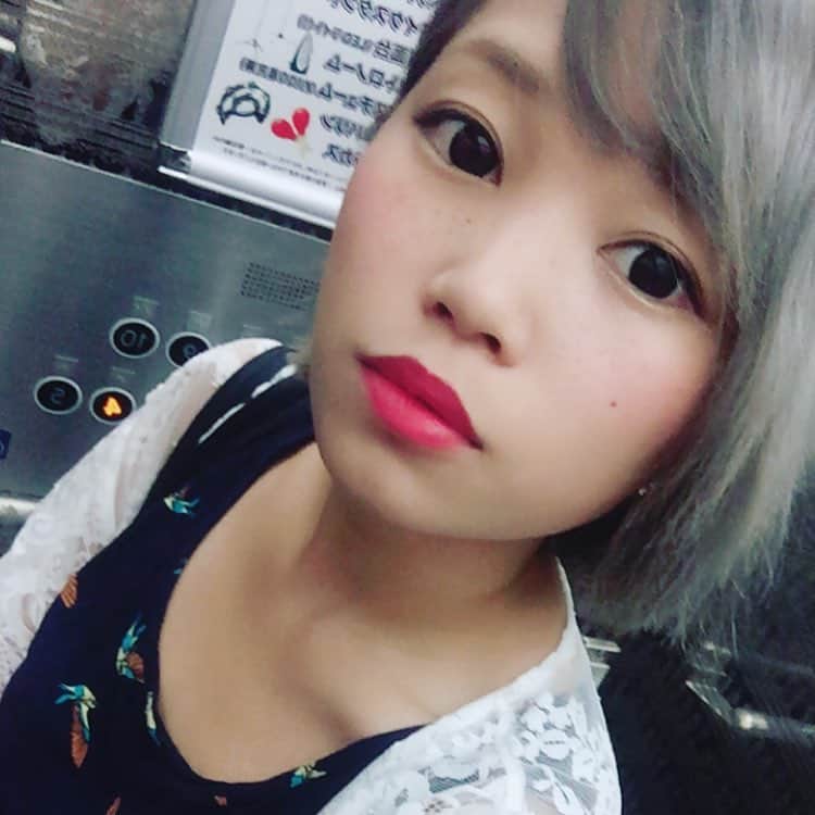 R!Nのインスタグラム：「シルバー！！ . 髪の毛ダメージやばいけど。 今の髪の色がやっぱ落ち着く。 . しばらくブリーチ休まないと 髪全体がご臨終になるので 暗い髪色でしばらくすごすかも！ . とあるオーディションに行った時のセルフィー . . #selfie #silver #hair #shorthair #shortcuts #red #lips #シルバー #ショートカット #ヘアー #自撮り #singer #singersongwriter #vocalist #RIN #Gemie #instadaily #instapic #like4like #followme」