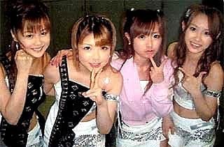 のインスタグラム：「５期メンバー16周年🤗 写真が懐かしすぎるよ♡ . .  2001年の今日 まだみんな中学生で モーニング娘。に一緒に入って . . 今やすっかり大人になったね我々も☺️💕」