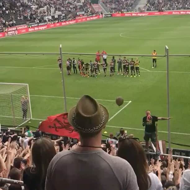 マルク・ホルンシュのインスタグラム：「this feeling 😍😍💪🏼💪🏼⚽️ #fcsp #win #allezusammen #gänsehaut」