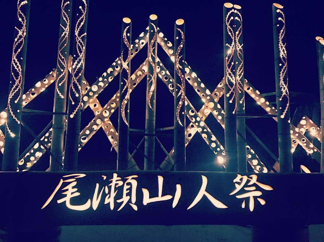 hinacoのインスタグラム：「竹と光の素敵なステージで歌ってきました。 星空最高✨ #live #フィールアース #presents  #尾瀬檜枝岐マウンテンフェス #尾瀬 #山人祭 #夏の思い出」