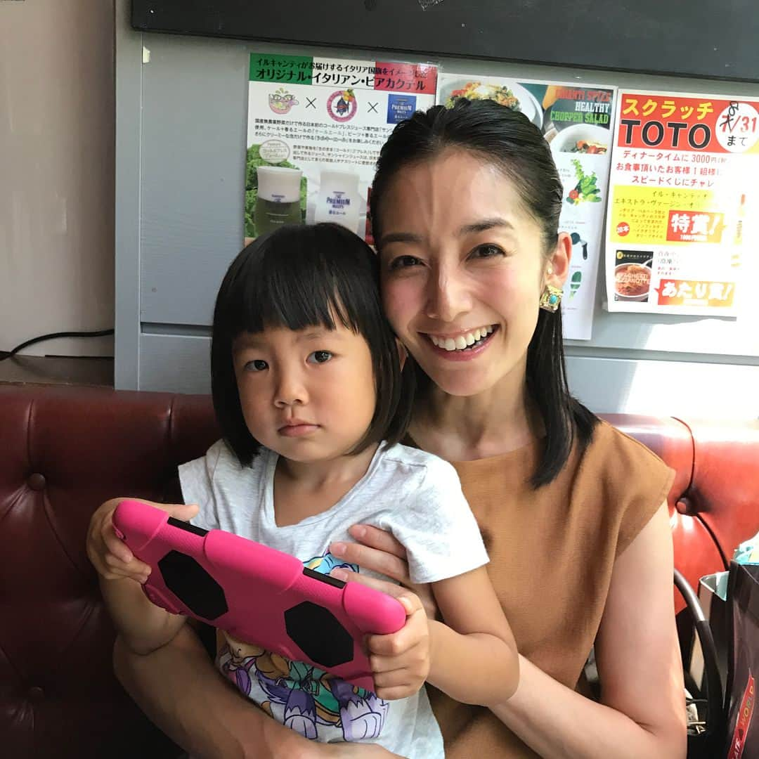 甘糟記子さんのインスタグラム写真 - (甘糟記子Instagram)「先日可愛い優子様とイルキャンティにてランチ☆*:.｡. o(≧▽≦)o .｡.:*☆ 姫とパチリ（≧∇≦） 美女と鏡餅。  可愛さの種類が全然違って面白い（笑）  その間息子殿はパパと公園へ。 というか、夏休み中ずっと森へ連れて行け連れて行けと言っていたので、やっと行けました( ^ω^ )  目的はカブトムシとか、なんか虫だったようなので、姫がいない時がいいもんね（笑）  まあ結局カブトムシはもちろん見つけられず、というか家に3匹いるし！（笑） 遊んで帰って来たよ！  なんかこうやって、どんどん男の子と女の子で遊び方とか好きなものとか変わってくるんだろうな〜〜、なんて。  でも虫だけはやっぱり苦手（笑）  #男の子のママ#虫好き#ママは苦手#息子殿姫#息子殿#姫#橋本優子#親友#大好きな友達#ママモデル#美人#可愛い#レアキャラ」8月27日 21時10分 - norihey924