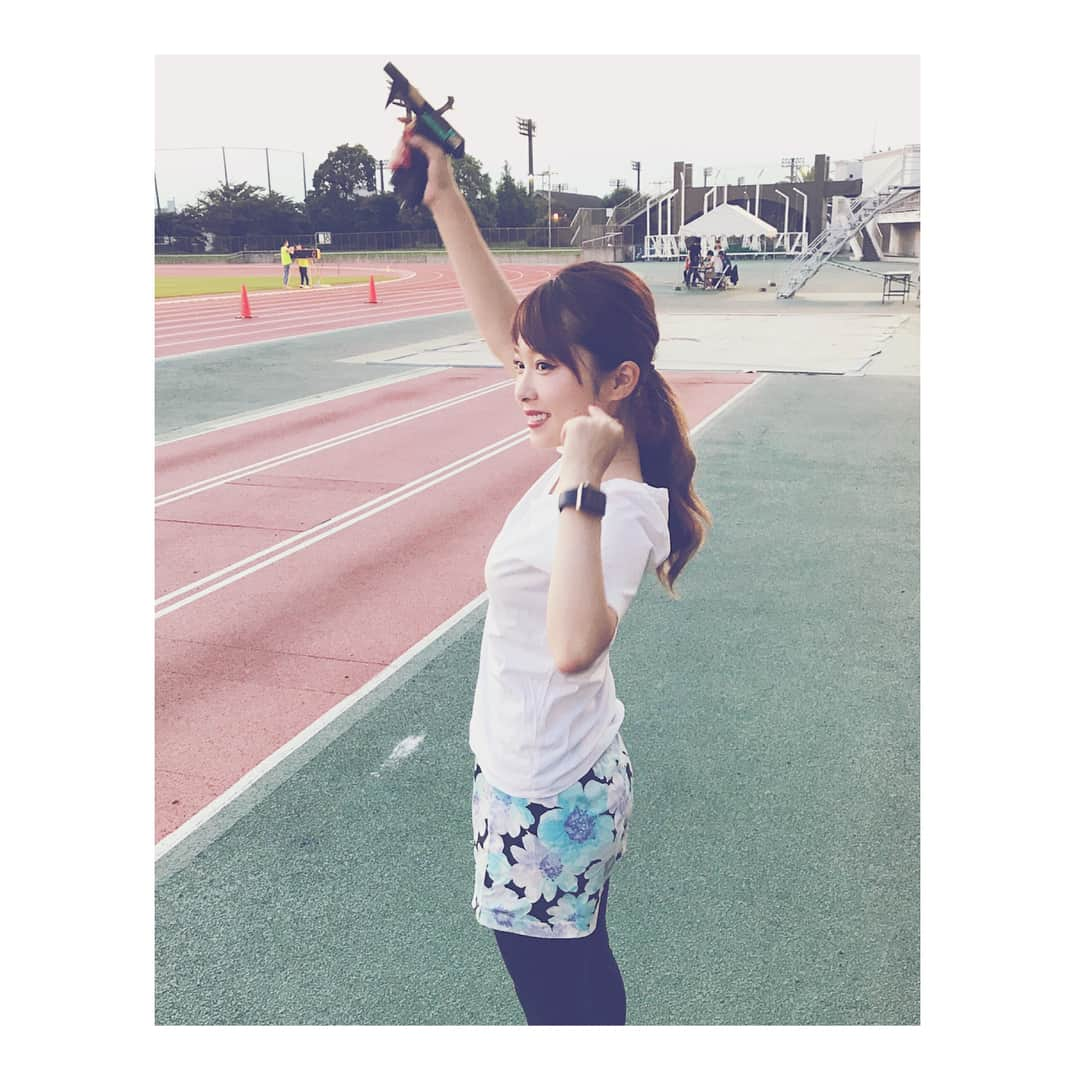 峰麻美さんのインスタグラム写真 - (峰麻美Instagram)「女性限定陸上イベント【Women's Track】無事終了しました🏃‍♀️✨ わたしはいかにも走りそうな格好ですが終始MCなので1ミクロンも走ってません！笑  3,000mと5,000mではスターターもやらせていただき、久しぶりにピストルを持って小中学校時代の運動会を思い出しました😂  女性のみなさんの力強い走りに感動し、普段から走っている女性はどうしてこんなに美人が多いのかと疑問を抱いた面白いイベントでした🤔  わたしもちゃんと走ろう💨  今週は木曜日もイベントなので頑張ります💪  #tresjapan #womenstrack #trackandfield  #running #jogging  #mc #talent #走れない #今日のハイライトは #ペーサーの美人ランナーに #女優さんですか？ #と聞かれたところ」8月27日 21時12分 - asaaaaami.0702