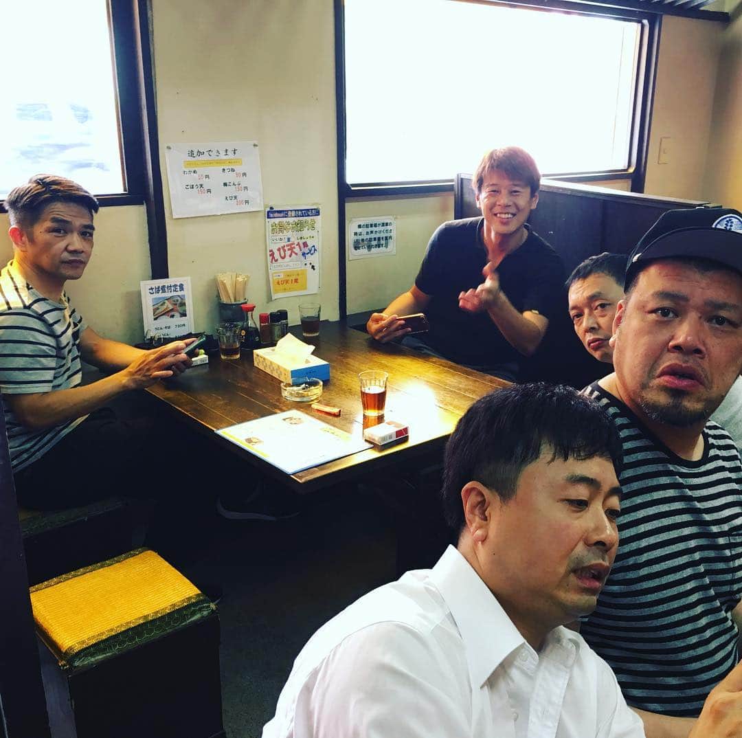 井上聡のインスタグラム：「昨日の小倉での空き時間におじさん6人で蕎麦を食べに行ったときの様子。蕎麦つゆが甘めで美味しいのひと言。ご夫婦でやられてる店でしたが人柄もよくて最高でした。  #だしめしというお茶漬けみたいにして食べるものもあった #半数がそれを注文して食べて絶賛してた #あまりにも美味いと言っているので #試しにロッシーのだしめしをひと口もらったら #彼はありったけのわさびを入れまくっていたので #食べたらほとんどわさびでした #彼は味覚障害だと思います #へへへ、と言いながら完食してました #あと彼はひとりでずっとなんかしゃべってました #夏の思い出」