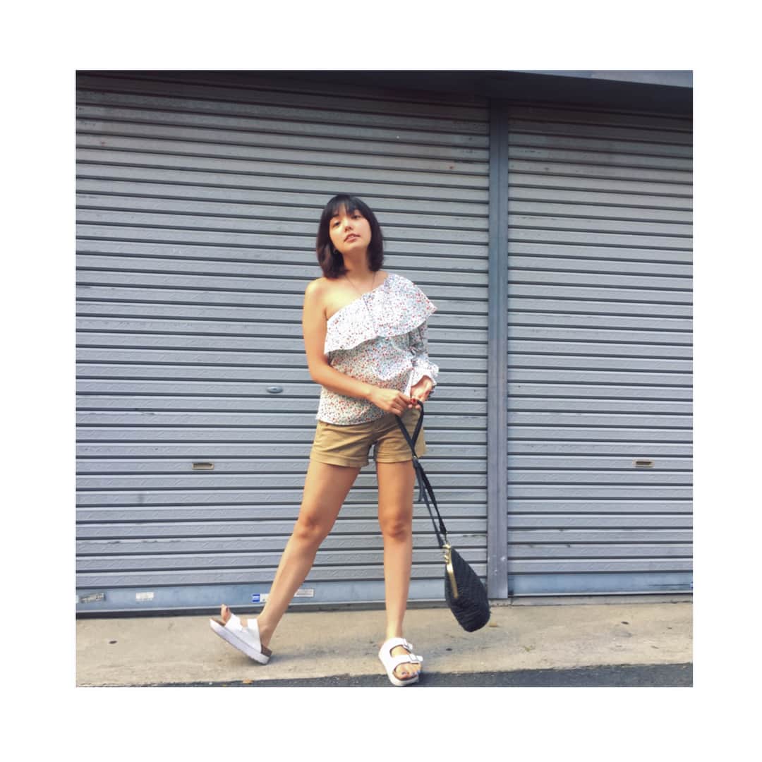 我妻三輪子さんのインスタグラム写真 - (我妻三輪子Instagram)「#wagamiwaootd 🌼🌼🌼 ワンショルダーって可愛い😍 両肩出してるオフショルダーより セクシーな気がする。」8月27日 20時29分 - wagamiwa