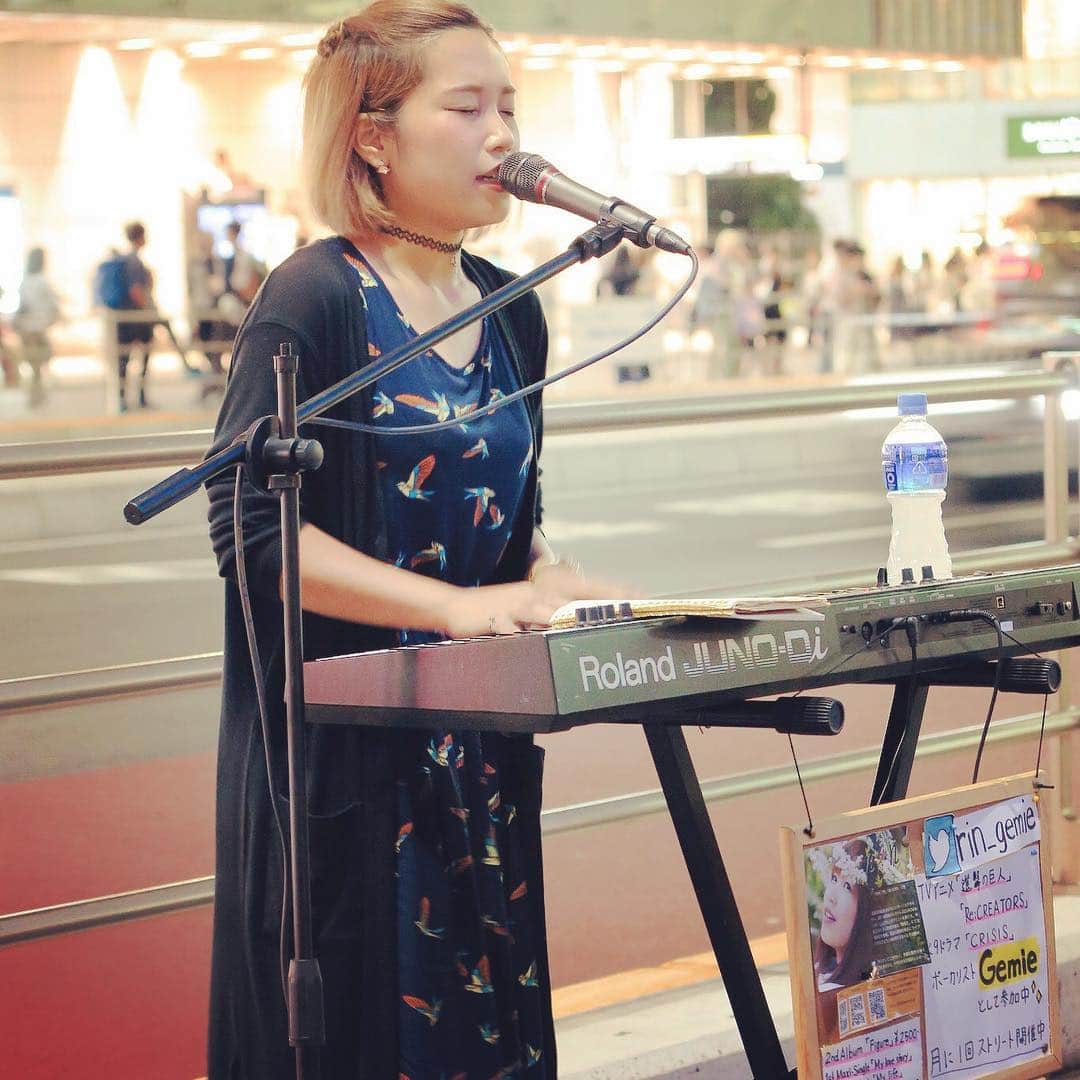 R!Nのインスタグラム：「Singing is the best way to prove that I'm alive. . Music is always with me. No matter how strangers rejects me, hates me, and so on. . Only music knows who really am. Even nobody understands with my feeling, that's okey atleast I have to believe it on my own way. . So, is there a reason to quit? Nothing. . . Let's begin a new day with Music! Stay strong 💪 . . まとめて言えば 音楽が私の全てを知ってるので 誰に何を言われようと諦める気はありません、ということ . 誰に否定されても、 私の努力は私が1番知ってるし 私の苦しみも喜びも私が1番知ってる . そりゃ心無い言葉に傷つく事はある 私だって人間だし感情はある だけどそこでくよくよしてるようなら音楽の世界では生きていけない . 辛いことが本当に沢山あるから。 成功するまで確証なんてどこにもない、リスキーな世界だからこその辛さが沢山ある。 だからこそ、一つ一つの喜びが幸せに感じられるんだと思う . 最近思うことが沢山あって いろいろなことが周りで起こって とても悔しい思いもしたりと 濃密な日々を送れているのは、日頃から支えてくださる方々がいるからだと思っています . 1人で活動していると孤独を感じることも少なくはないけれど そんな時こそ、ステージから見た笑顔を思い出すと、寂しさが紛れます また頑張ろう！と強くなれます . 私の気持ちなんて誰にもわかってもらえない！と閉じこもっていた所から、 歌を通じて少しずつ素直になれている自分にも驚いています . いつもありがとう 本当にありがとう！ . 今日も信じた歌を届けてきます。 4000人。届け。 . . #sing #singersongwriter #honest #Music #musicismylife #piano #street #live #japan #shinjuku #シンガーソングライター #本音 #ピアノ #弾き語り #ストリート #路上ライブ #vocalist #anime #event #青エク #aoek #instadaily #instapic #like4like #followme #shorthair #hair #blonde #japanesegirl #artist」