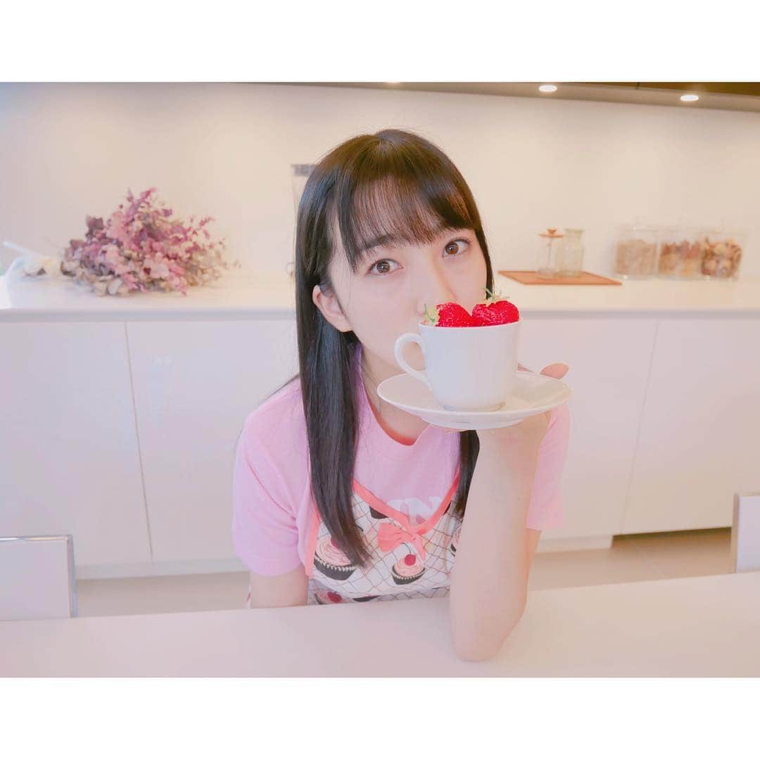 田島芽瑠さんのインスタグラム写真 - (田島芽瑠Instagram)「お茶はいかが？ . なんでもない日万歳✨ アリスのお茶会憧れるな〜☕️ #不思議の国のアリス  #アリスのティーパーティー  #エプロン #jessiesteele  #キッチン #可愛い #ピンク #お洒落」8月27日 12時34分 - meru_chan_official