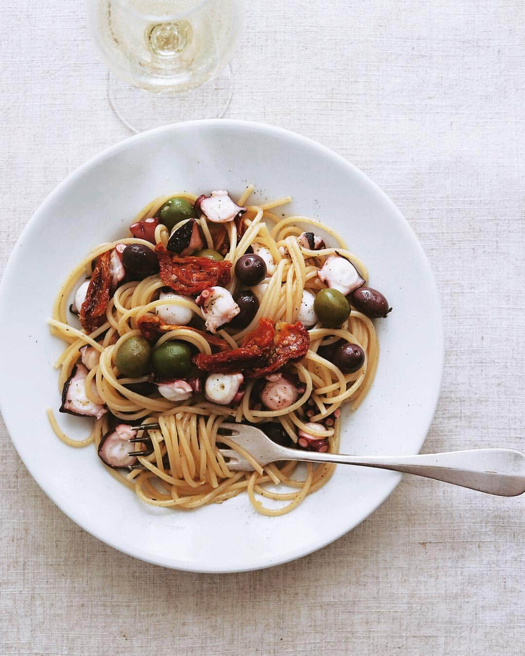 樋口正樹さんのインスタグラム写真 - (樋口正樹Instagram)「Lunch Pasta . ランチにパスタ。タコとオリーブとドライトマトを具材にシンプルな塩味。 . #パスタ #パスタ部 #スパゲッティ #バリラ #タコ #オリーブ #ドライトマト #hoshikoでトマトの日 #hoshiko #spaghetti #pastagram #barilla #myfavoritepasta #🍝」8月27日 13時02分 - higuccini