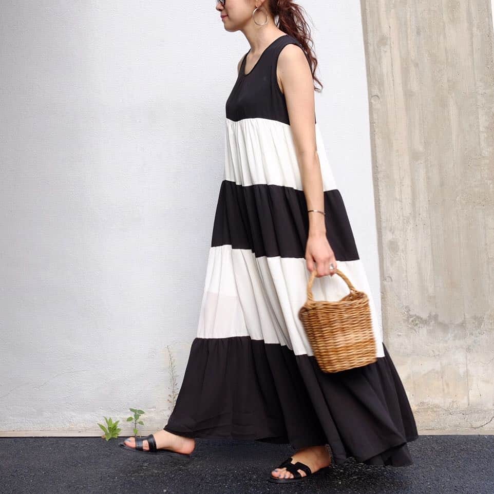 Keikooooooのインスタグラム：「暑過ぎますね〜！ まだまだ、ワンピース着るよ👗😳⭐️ オトナなマキシワンピ🎶 . one-piece、sandal #storynine @storynine_jp . #ストーリーナイン #バイカラーワンピース #coordinate #code #コーディネート」