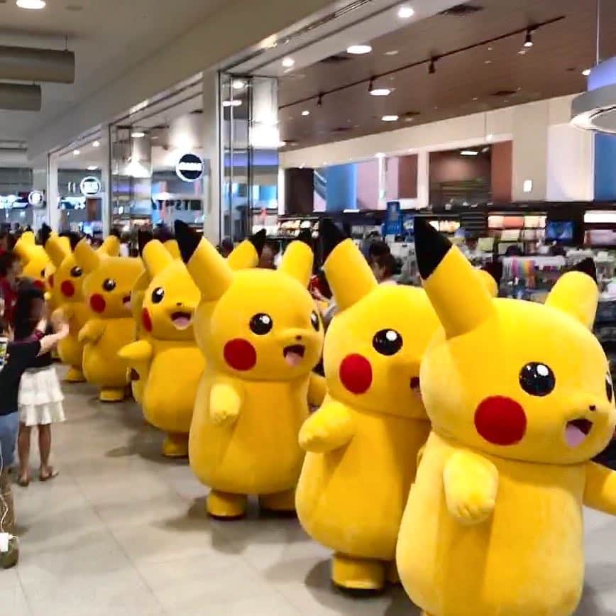丸山穂高さんのインスタグラム写真 - (丸山穂高Instagram)「移動の通り掛かり、関空でピカチュウが並んで行進してました。小さい子達にも海外の人たちにも大人気。 #関西国際空港 #ピカチュウ大量発生チュウ」8月27日 16時21分 - hodakamaruyama