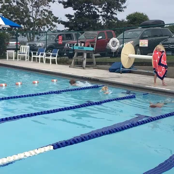 デヴォン青木のインスタグラム：「Parent/child relay!  Hunter x Daddy combo is 🔥 Best interpretative swimming ever.  Makes me laugh every time!  #blueribbons #ichiban #summercomingtoanend😖」