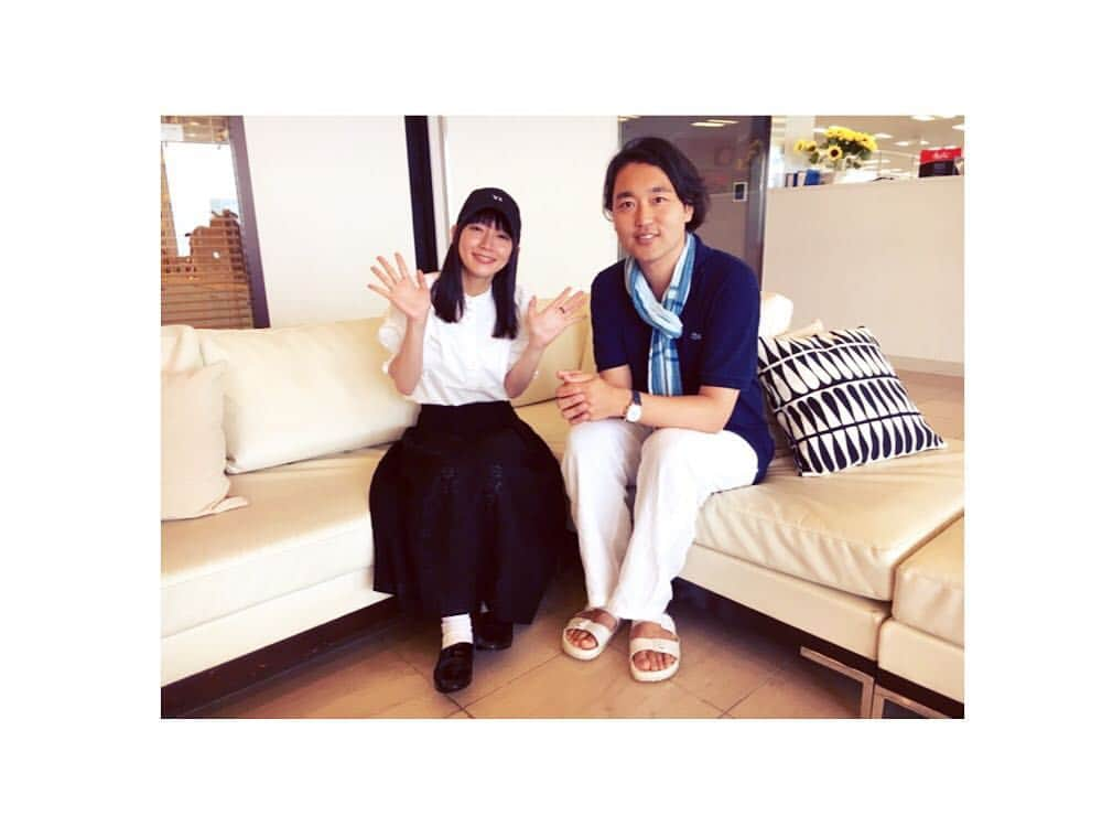 吉岡里帆さんのインスタグラム写真 - (吉岡里帆Instagram)「”jwave UR lifestylecollege” 本日のゲストは書道家の武田双雲さんです！ 共通点でもある書道の話は勿論、原子レベルの観点、 人生哲学まで奥の深い回です。 私は筆跡診断もして貰っています。  p.s因みに時間が被っているのですが、 テレビの方では「消えた天才」に出演しています。 あるビッグサプライズがありました★  18時〜ぜひお聴き下さいな〜  #jwave #武田双雲 さん #813fm  #URlifestylecollege」8月27日 17時51分 - riho_yoshioka