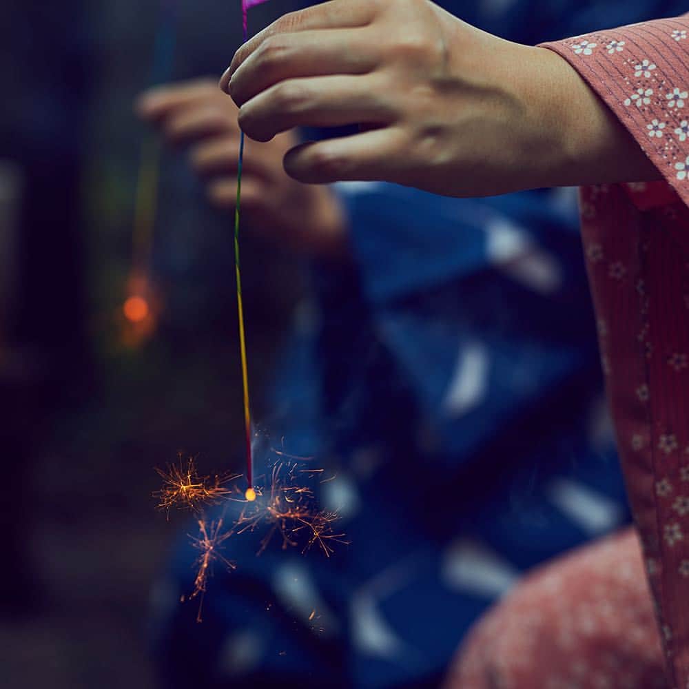 のインスタグラム：「・ 線香花火 | sparkler 夏よ、終わるな。 By summer,Don’t end. ・ ・ #江戸ワンダーランド#線香花火 #日光江戸村 #夏休み #タイムトラベルアドベンチャー2017 #日光 #江戸#いざ江戸へドロン #edowonderland #sparkler #endlesssummer #nikko #edo #summer #instagood」
