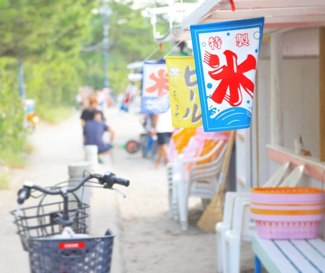 葉山町さんのインスタグラム写真 - (葉山町Instagram)「- 浜辺で「氷」の文字が見られるのも あと少しだよ～  #葉山歩き  #葉山 #hayama #森戸海岸 #海の家 #かき氷 #海水浴 できるのは、あと5日！ 悔いのない #夏 過ごしてね #今週も楽しく過ごせたかな？ #明日からもまた頑張るぞ #今日もおつかれさまでした」8月27日 18時20分 - hayama_official