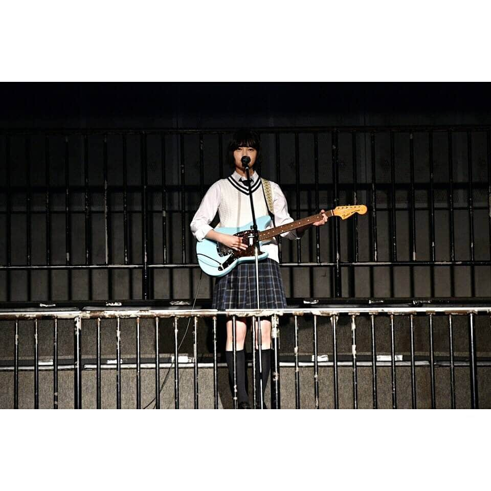 平手友梨奈さんのインスタグラム写真 - (平手友梨奈Instagram)「🎸#欅坂46 #kawaii #nogizaka46 #keyakizaka46 #photography #photographer #shoot #japan #japanese #idols #moment #festival #livemusic #live #guitar」8月27日 18時55分 - yurina_hirate01