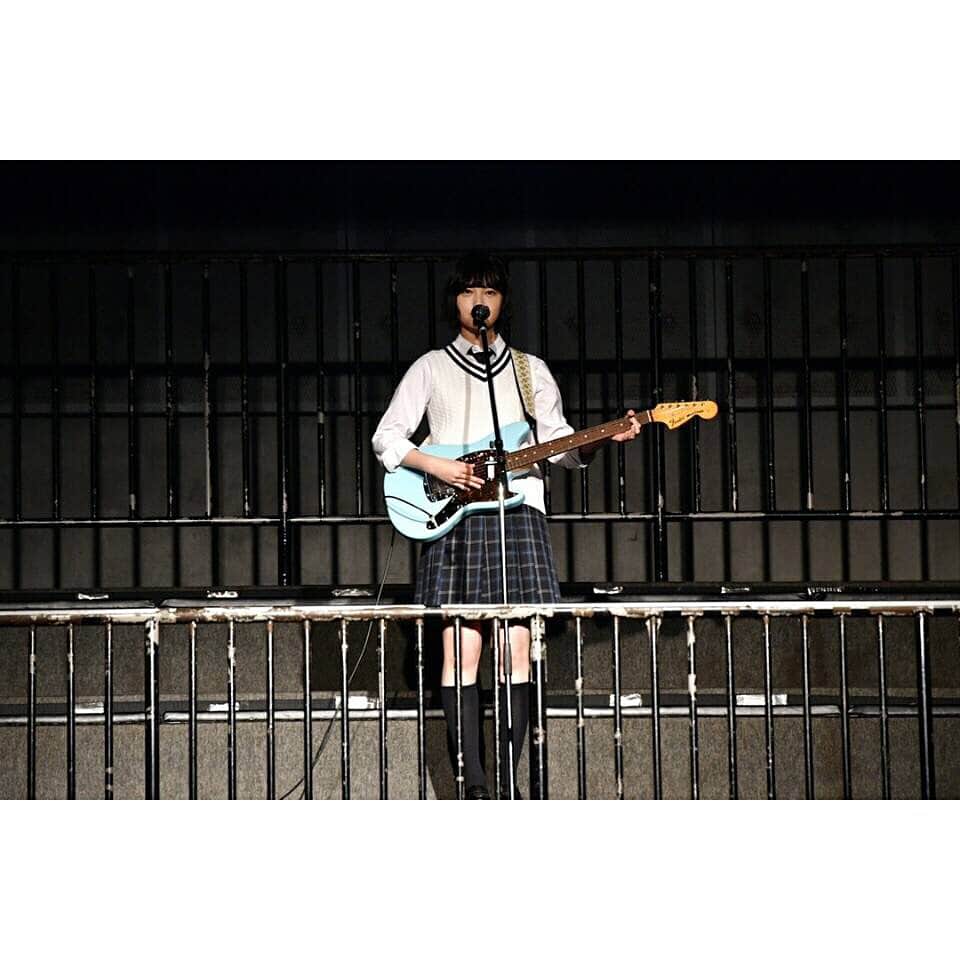 平手友梨奈のインスタグラム：「🎸#欅坂46 #kawaii #nogizaka46 #keyakizaka46 #photography #photographer #shoot #japan #japanese #idols #moment #festival #livemusic #live #guitar」