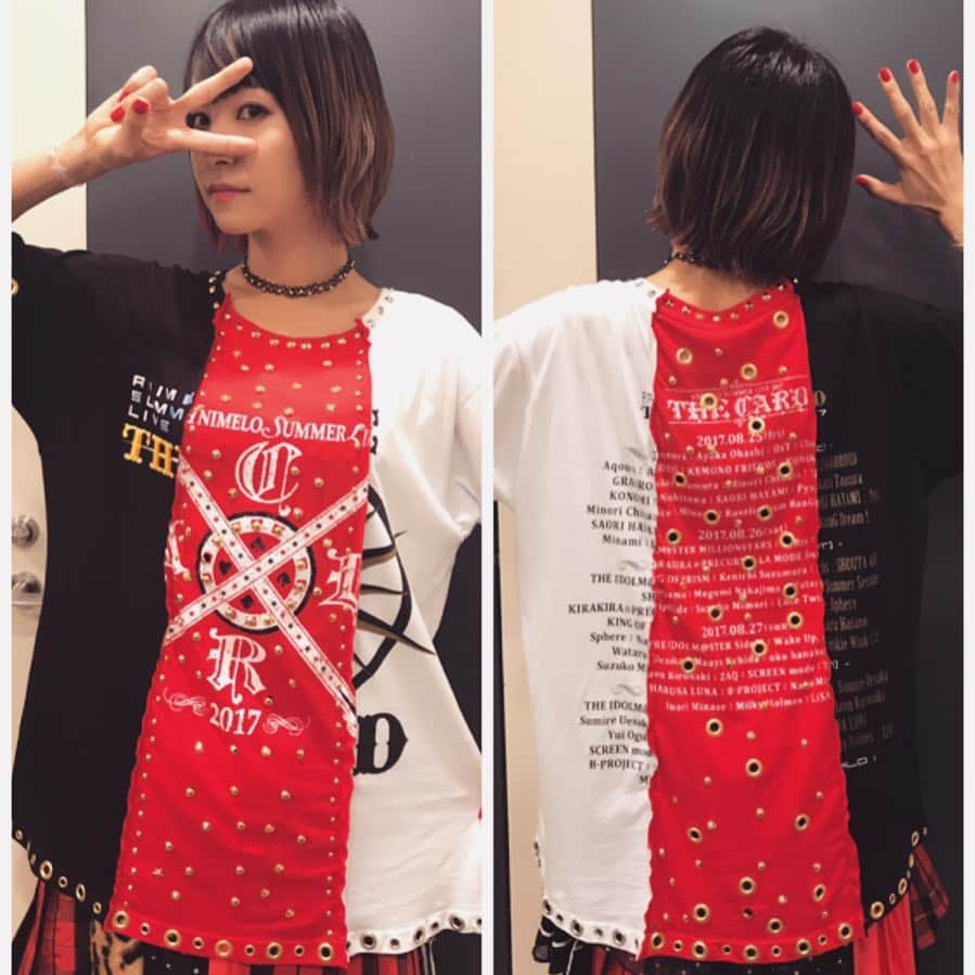 LiSAさんのインスタグラム写真 - (LiSAInstagram)「みんなが毎年衣装楽しみにしてくれてるから。って、スタイリストよっしーさんが気合入れてアニサマTシャツをリメイクしてくれました。 #りさふく #よっしーコーデ #anisama #アニサマ @yoshida_miho #リメイクTシャツ」8月27日 23時04分 - xlisa_olivex