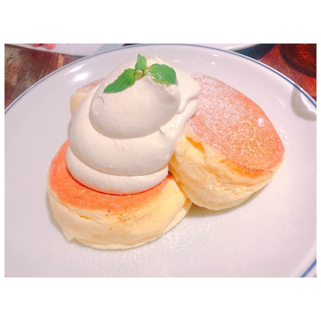 岡田紗佳さんのインスタグラム写真 - (岡田紗佳Instagram)「世界で一番ふわふわなパンケーキだと思う… でもどこかは教えない…………🥞 #パンケーキ」8月27日 23時29分 - sayaka_okada