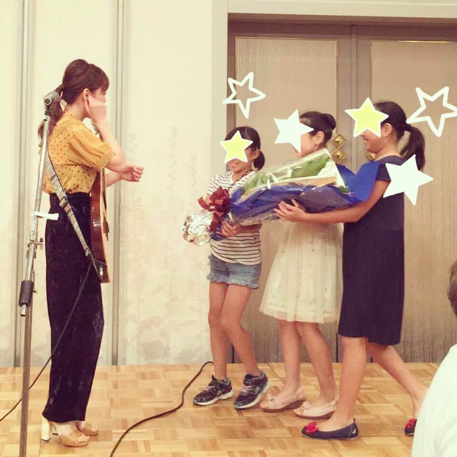 hinacoのインスタグラム：「今夜は社交あいづチャリティーフェスティバル。ライブ後、かわいい小学生の女の子たちからキレイな花束をいただきました！ありがとう♡ #会津 #チャリティーフェスティバル #おしゃれなイヤリングしてるねーって言ってる瞬間」