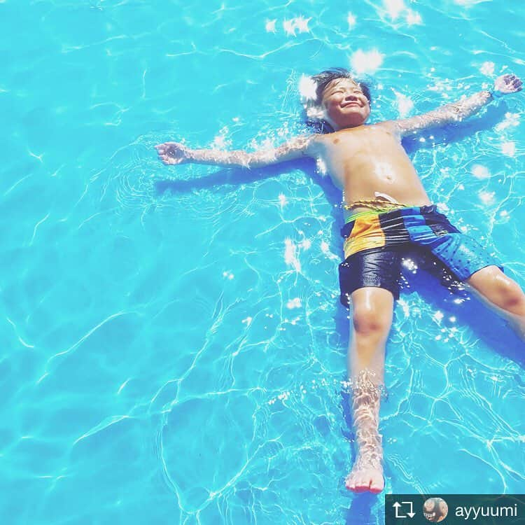 ウォーターパークbyハウステンボスのインスタグラム：「Repost from @ayyuumi @TopRankRepost #TopRankRepost 夏休み最後の日曜はプール⛱️☀ #昨日から実家#パラダイス #大阪城ウォーターパーク #大阪城#プール#楽しい#pool#Blue#summer #夏休み#夏#夏の思い出 #閉館まで遊ぶw #暑い#疲れた#また焼けた ここの#ナイトプール 楽しそう #この夏で息子は真っ黒に (°ω°)」