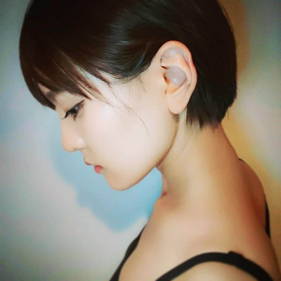 朝比奈祐未さんのインスタグラム写真 - (朝比奈祐未Instagram)「耳の形が好きです と珍しいリプを頂いたのですが 私も自分の耳は割と好きかもしれないです . おやすみなさい☪︎ . #selca #selfie #portrait #profile  #goodnight」8月28日 1時13分 - yumi_asahina