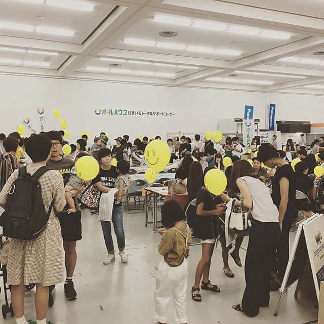 ALLHOUSE co.,ltd. @HIROSHIMAさんのインスタグラム写真 - (ALLHOUSE co.,ltd. @HIROSHIMAInstagram)「smilefes hiroshima 2017  お陰さまで大盛況で終えることが できました^_^ これもご来場してくださったお客様 出店していただいたお店の方々 展示いただいたメーカー様のお陰ですm(__)m 本当にありがとうございました！ また色々なイベント開催させていただきますので、宜しくお願い致します！^_^  #オールハウス　#Allhouse　#感謝祭　#スマイルフェス　#ＤＩＹ　#リノベーション　#広島県立産業会館 #FRASCO #KOREWORKS #solanita #MorningJUICE STAND #ミルサン #comm #喫茶さえき #CARLOS‐bake stand‐ #nicenonsensebooks #洋食香房ミクニ #You-ichi #粉麦 #musicafurniture #Soreccha #感謝」8月28日 14時44分 - allhouse777