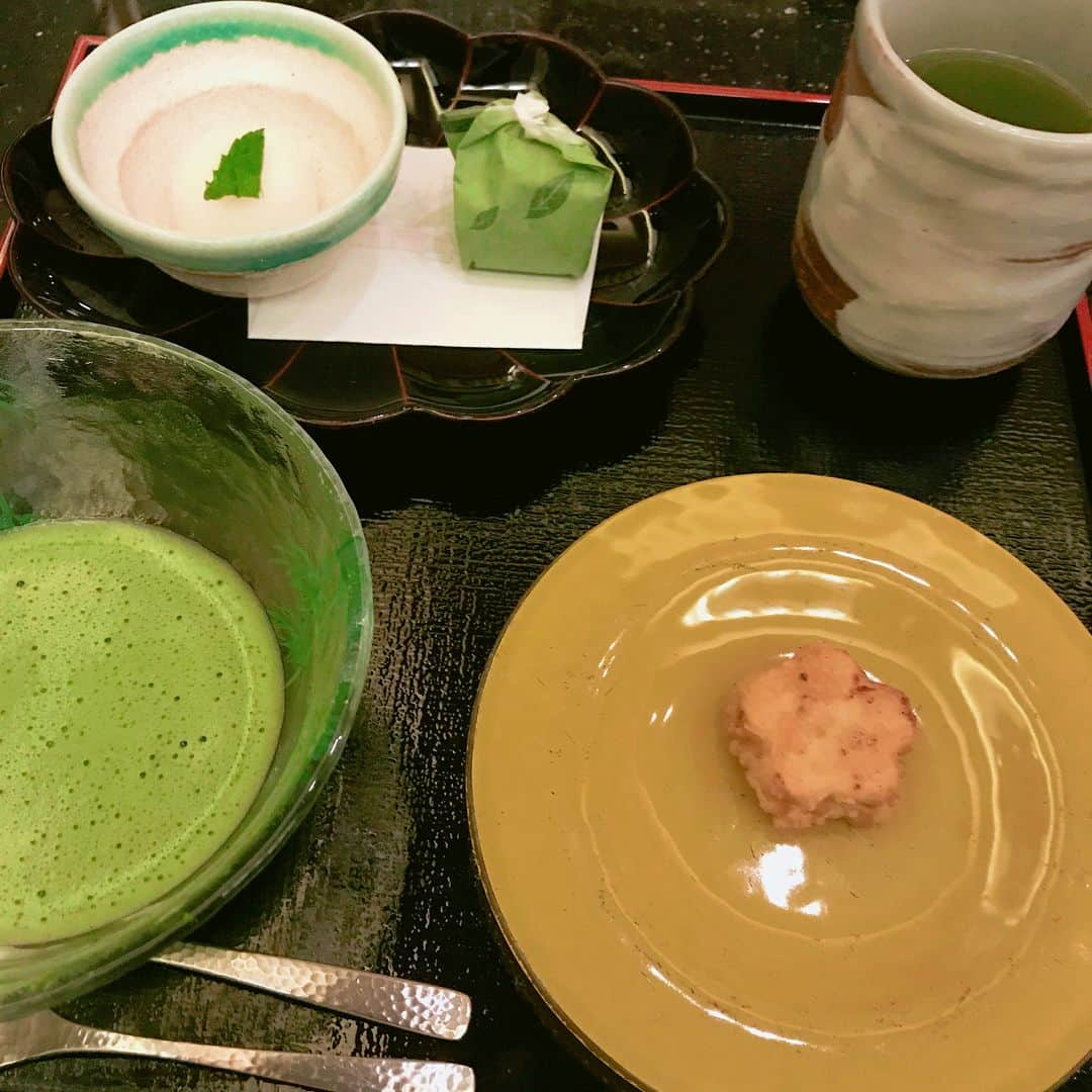 前田健太さんのインスタグラム写真 - (前田健太Instagram)「Dinner👨‍👩‍👧 今日はデイゲームだったので家族で夕食🍽 久しぶりに天ぷらを食べました😋 天ぷらは全部塩派です。 みなさんはなに派ですか？ #la#tempura  #ロサンゼルス#日本食 #天ぷら#塩派 #今日の私服 #白T#ばっかり買ってしまう #よく汚す #今日は緑茶が2滴」8月28日 15時11分 - 18_maeken