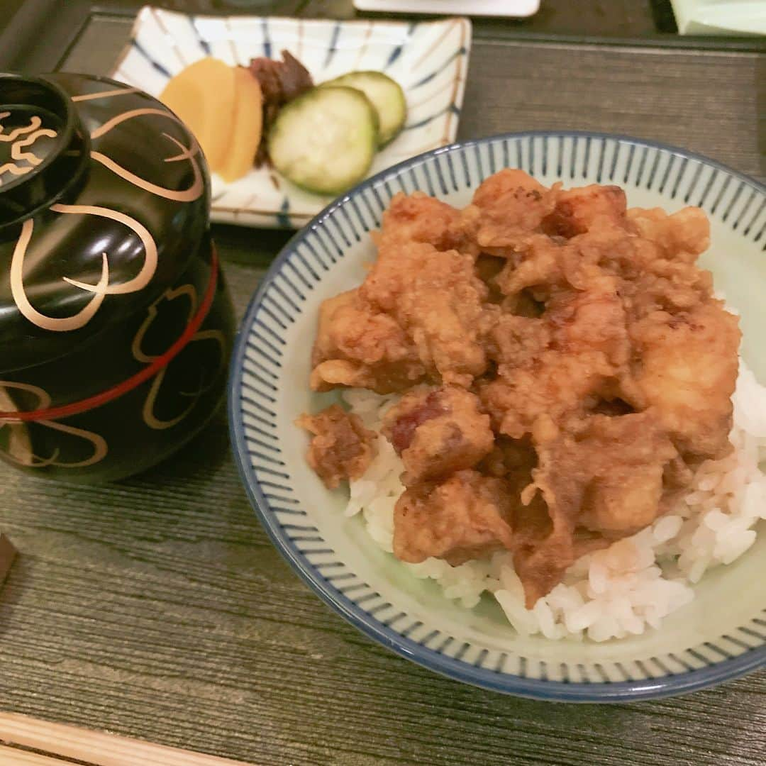 前田健太さんのインスタグラム写真 - (前田健太Instagram)「Dinner👨‍👩‍👧 今日はデイゲームだったので家族で夕食🍽 久しぶりに天ぷらを食べました😋 天ぷらは全部塩派です。 みなさんはなに派ですか？ #la#tempura  #ロサンゼルス#日本食 #天ぷら#塩派 #今日の私服 #白T#ばっかり買ってしまう #よく汚す #今日は緑茶が2滴」8月28日 15時11分 - 18_maeken