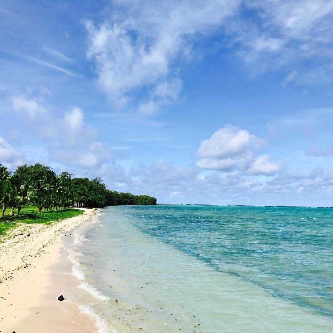 小笠原愛のインスタグラム：「グアムのココス島。南国で飲むビールは格別🍺現実逃避中。  #グアム #子連れグアム #ココス島 #海 #ビールがうまい #子供たち足元に見えるお魚に大興奮 #海の青さに感動」