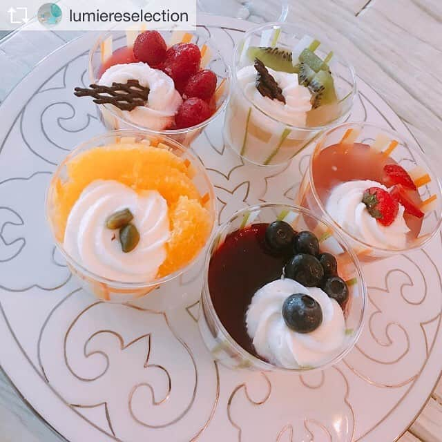 長谷川朋美さんのインスタグラム写真 - (長谷川朋美Instagram)「Repost from @lumiereselection @TopRankRepost #TopRankRepost ホームパーティーに大活躍のLuzerne New Bone GRACEグレース柄プレートのプラチナ✨ テーブルをオシャレに見せてくれますよ☺️ 10800yen http://lumiere-selection.com/shopdetail/000000000437/ ・ オーガニックなライフスタイルの提案 LUMIERE SELECTION http://lumiere-selection.com/ ・ #lumiereselection  #ルミエールセレクション #homeparty #テーブルコーディネート  #LuzerneNewBone #ルザーン」8月28日 8時54分 - hasegawa.elena.tomomi