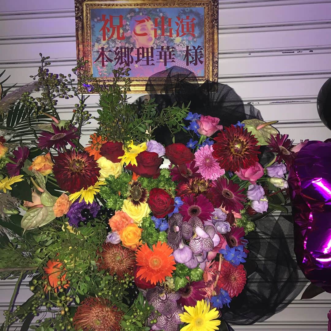 本郷理華のインスタグラム：「Friends on ice 2017✨⭐️ 素敵なお花ありがとうございます！嬉しいです！ 今年もこのショーに出演できて本当に嬉しかったです😆 終わってしまって本当に寂しいです😩でもまた頑張ります😊 フリーダみたいなお花と風船の可愛いお花🌷嬉しいです😆」