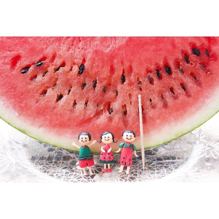 大庭彩歌のインスタグラム：「おーばちゃん粘土^o^ スイカシリーズは最後です⭐ 【スイカ🍉コーディネート】 サイズはつまようじと比べてね✌️ 後ろのスイカは本物！ 今までの作品も見てください！ #粘土 #樹脂粘土 #nendoroid #手作り #ハンドメイド #handmade #ミニチュア #オリジナル #original #フェイクフード #フェイクスイーツ #fakefood #sweet #かわいい #撮影 #一眼レフ #camera #カメラ #tamron #followme #女子 #japan #clay  #フルーツ #レジン #食べ物と一緒シリーズ #スイカ #watermelon #summer #夏」