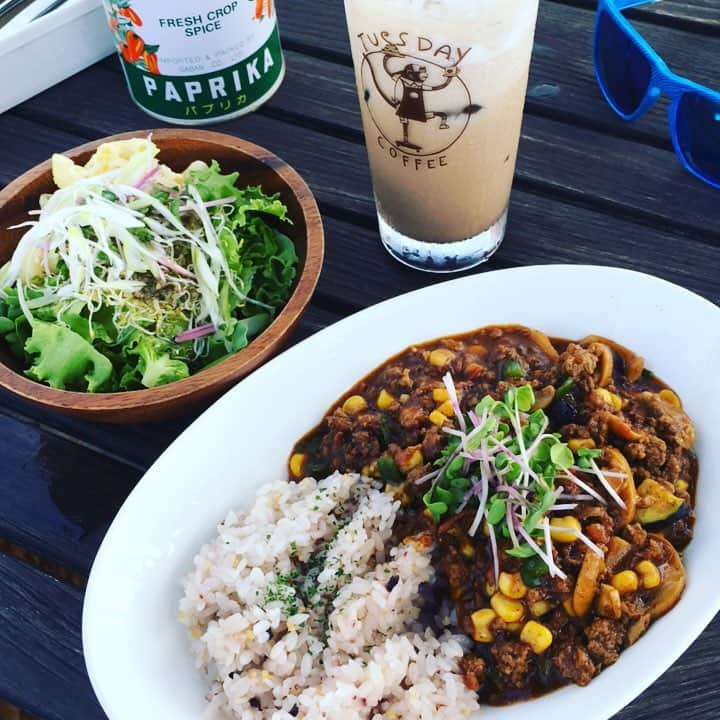 中崎雄太のインスタグラム：「今日のお昼はキーマカレー！！ ペットもオッケーなのでラッキー😳🎉 皆さんも是非(*^ω^*)✨ #ドッグカフェ#Tuesday coffee #キーマカレー食べる」