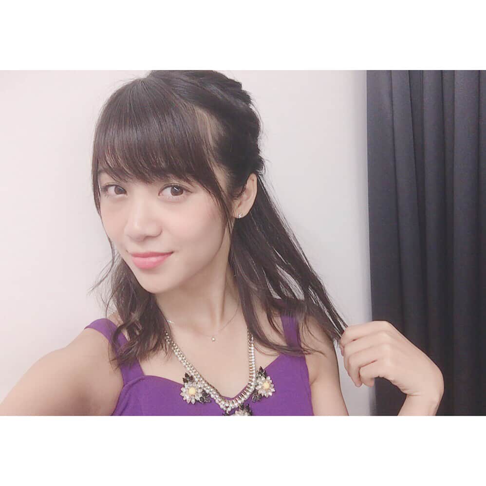 佐藤綾乃のインスタグラム：「4thアルバム(仮) リリースイベント7日間スタート♪  今日の髪型💇 ハーフアップをしてくるりんぱ！ サイドを編み込みして 束ねてまたくるりんぱ！ こんな感じの髪型です♡  #ヘアアレンジ #リリースイベント #1日目 #くるりんぱ」