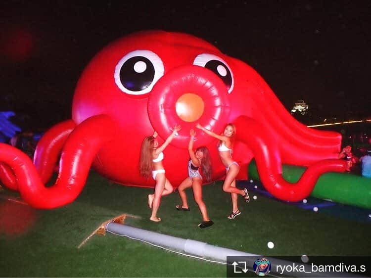 ウォーターパークbyハウステンボスのインスタグラム：「Repost from @ryoka_bamdiva.s @TopRankRepost #TopRankRepost 謎の🐙（笑） #大阪城ウォーターパーク #ナイトプール #nightpool 💦」