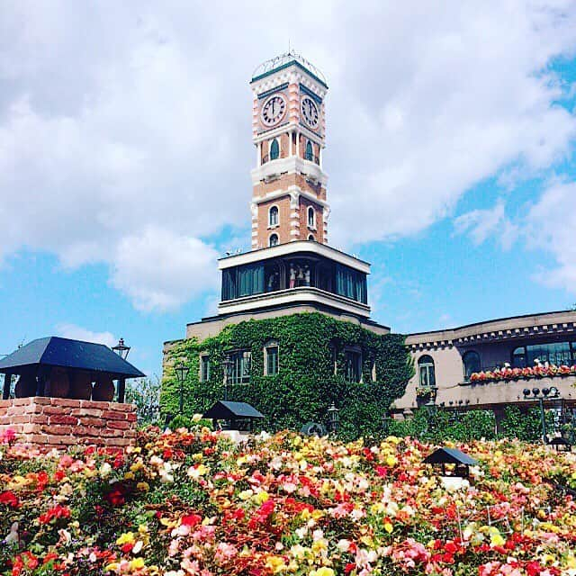 岡田紗季さんのインスタグラム写真 - (岡田紗季Instagram)「8/27 白い恋人パーク ローズガーデンにバラがたくさん咲いてて写真映え最高♡  #札幌 #白い恋人パーク #ローズガーデン #フォトジェニック #バラ #時計台 #家族旅行」8月29日 0時39分 - occ2017_no51