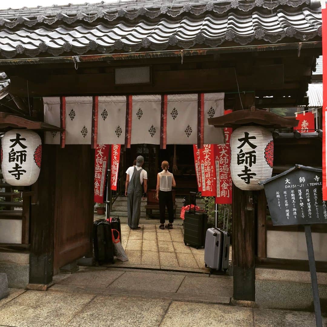 劇団四季さんのインスタグラム写真 - (劇団四季Instagram)「公演の合間に、江戸時代の城下町の雰囲気漂う「夢京橋キャッスルロード」をぶらり散歩。芸能の神様が祀られているという千代神社にもお参りし、扇おみくじをひきました！関西の皆様にも、たくさんの感動をお届けできますように…😌🙏✨ #アンデルセンの旅路 #旅公演 #彦根 #劇団四季 #四季 #ミュージカル #アンデルセン #Shiki #Shikitheatrecompany #musical #stage #andersen #童話 #人魚姫 #みにくいアヒルの子 #親指姫 #はだかの王様」8月28日 17時53分 - gekidanshiki_official