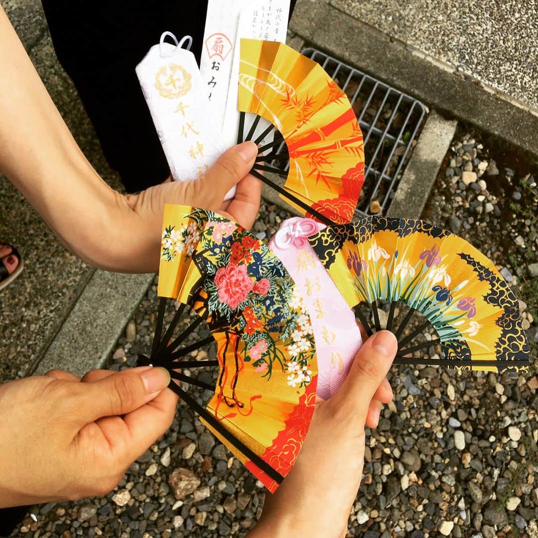 劇団四季さんのインスタグラム写真 - (劇団四季Instagram)「公演の合間に、江戸時代の城下町の雰囲気漂う「夢京橋キャッスルロード」をぶらり散歩。芸能の神様が祀られているという千代神社にもお参りし、扇おみくじをひきました！関西の皆様にも、たくさんの感動をお届けできますように…😌🙏✨ #アンデルセンの旅路 #旅公演 #彦根 #劇団四季 #四季 #ミュージカル #アンデルセン #Shiki #Shikitheatrecompany #musical #stage #andersen #童話 #人魚姫 #みにくいアヒルの子 #親指姫 #はだかの王様」8月28日 17時53分 - gekidanshiki_official