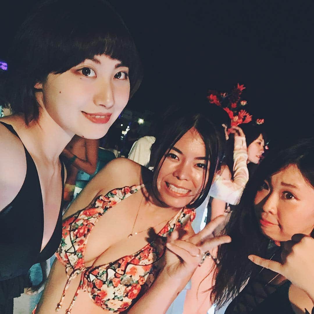のインスタグラム：「日曜の夜にナイトプール行けば 割と人少ないと思ったけど そんなの嘘だった。  #ラグーナ #ナイトプール #ラグナシア #nagoya #pool #プール #ラグーナナイトプール #水着 #夏 #summer #instagood #instadaily #instagramer #followme #follow4follow」