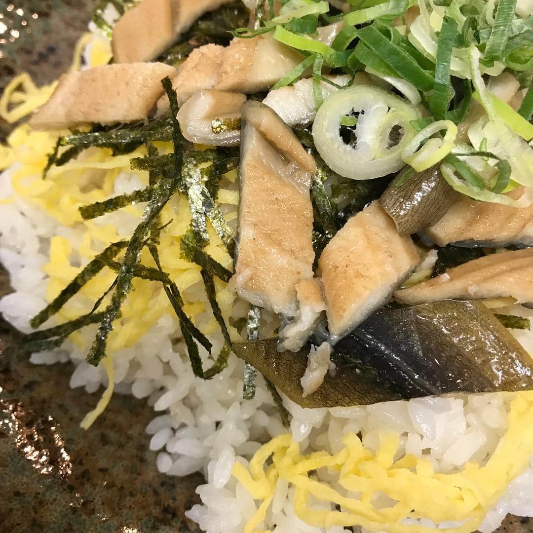 魚富商店 北浜店のインスタグラム：「今日わぁ！魚富商店ですっ！(*´∇｀*)本日は、ご予約頂いてました、お客様の宴会コースの一部をご紹介ですっ！(● ˃̶͈̀ロ˂̶͈́)੭ꠥ⁾⁾ご飯になりますが、穴子の寿司飯です！個人的にも味見させて頂きましたが、中々美味しかったです！(*´∇｀*)宴会をご希望のお客様是非！ #魚富 #魚富商店  #宴会 #宴会コース  #親父ギャグ  #居酒屋」