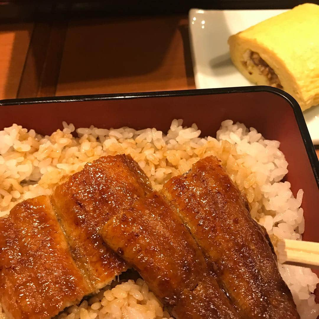 魚富商店 北浜店のインスタグラム：「今晩わぁ！魚富商店ですっ！(*´∇｀*)全然関係ない？！ですが、先日鰻重食べましタァ！そしてう巻きもっ！ 色んな意味でバテバテ？！(笑)でしたので、体力回復源でしたぁ！(*´∇｀*) #居酒屋 #魚富 #魚富商店  #鰻重 #鰻」