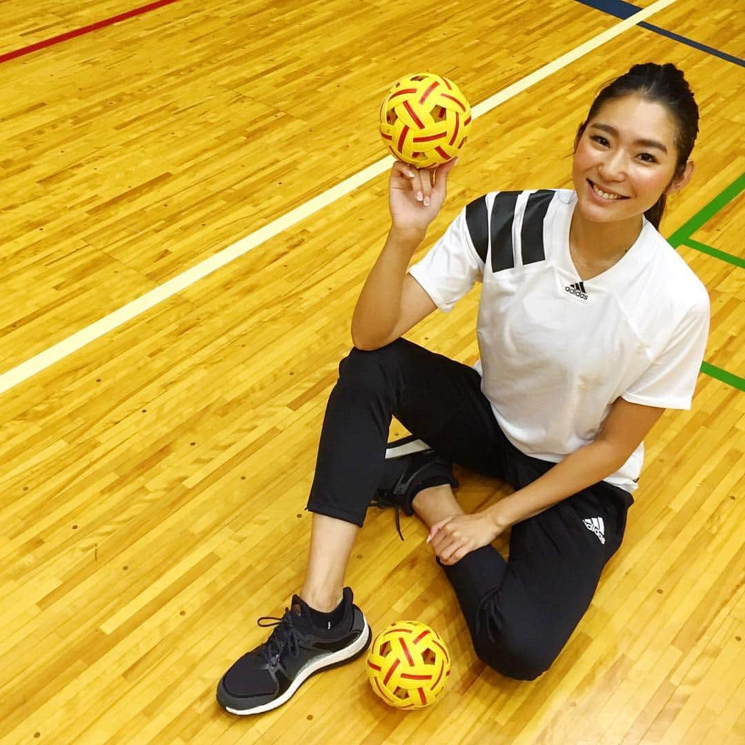 福田萌子さんのインスタグラム写真 - (福田萌子Instagram)「今夜はセパタクローの練習へ。 adidasのフットサルウェアを着るとモチベーションも上がりますっ。 ・ 六本木中学校で毎月一度、練習会を行なっているのでぜひ参加してくださいね。 日本代表選手に教えてもらえるよ！ 次は9月24日。“A.S.WAKABA”で検索してね。 ・ #sepaktakraw #sportstraveler #adidas #adidaswomen #adidastokyo #adidasambassador #football #workout #fitness #fitnessmotivation #motivation #love #セパタクロー」8月28日 21時20分 - moekofukuda